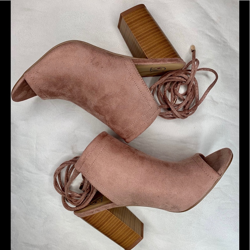 NWOT Delicious Rowena Block Heel Sandal in Mauve